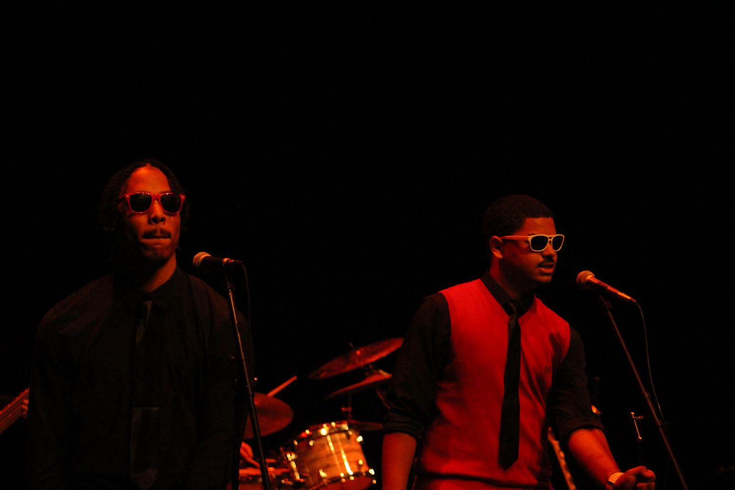 Chuck Wilmore performing under red stage lights